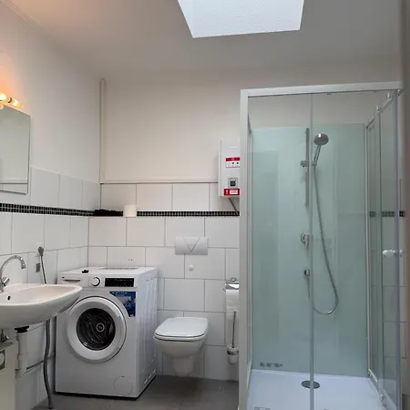 2 Bedroom Apartment, 5 Singlebeds, Near A7 Autobahn, Free Parking, Apartment