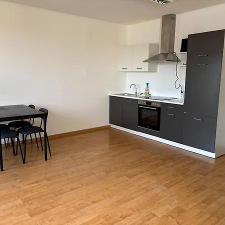 2 Bedroom Apartment, 5 Singlebeds, Near A7 Autobahn, Free Parking,